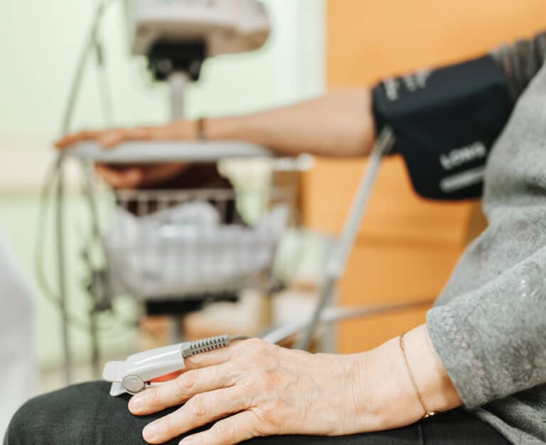 887A1271-Bearbeitet Es wird der Blutdruck eines Patienten gemessen.