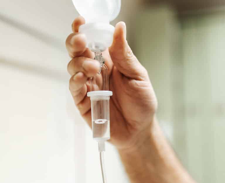 887A1276-Bearbeitet Es wird eine Infusion für einen Patienten vorbereitet.