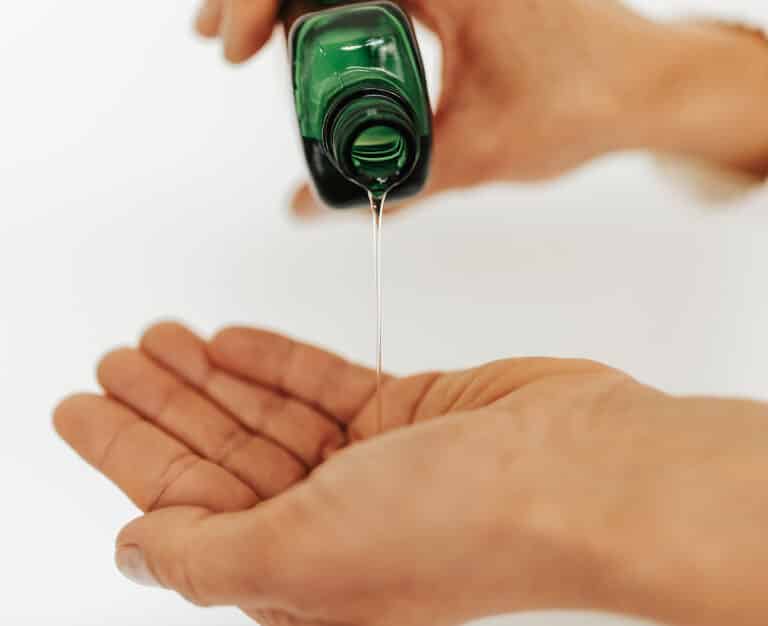 887A1436-Bearbeitet Aromaöl wird für die Behandlung in die Hände gegossen.