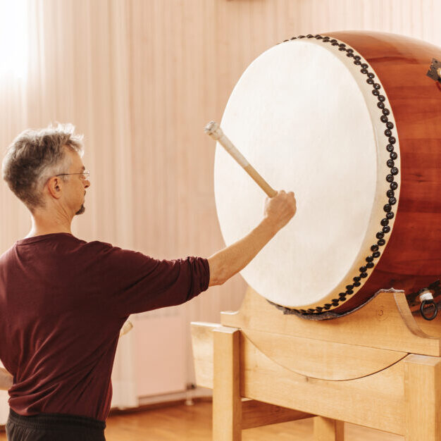 887A0246-Bearbeitet Matthias Lander, Leiter der Kunsttherapie, schlägt auf die Taiko-Trommeln.